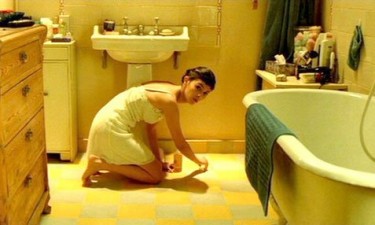Amelie bathroom yellow