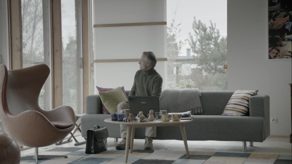 The character Martin Rohde has some classic Danish furniture in his house including a Jacobsen Egg Chair seen here to the left.